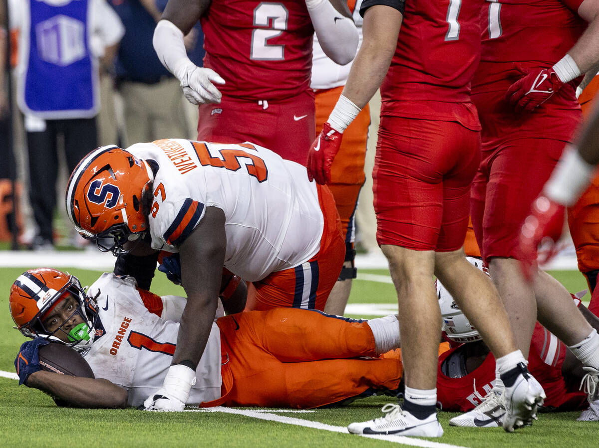 Syracuse Orange running back LeQuint Allen Jr. (1) looks for where he is placed in overtime dur ...