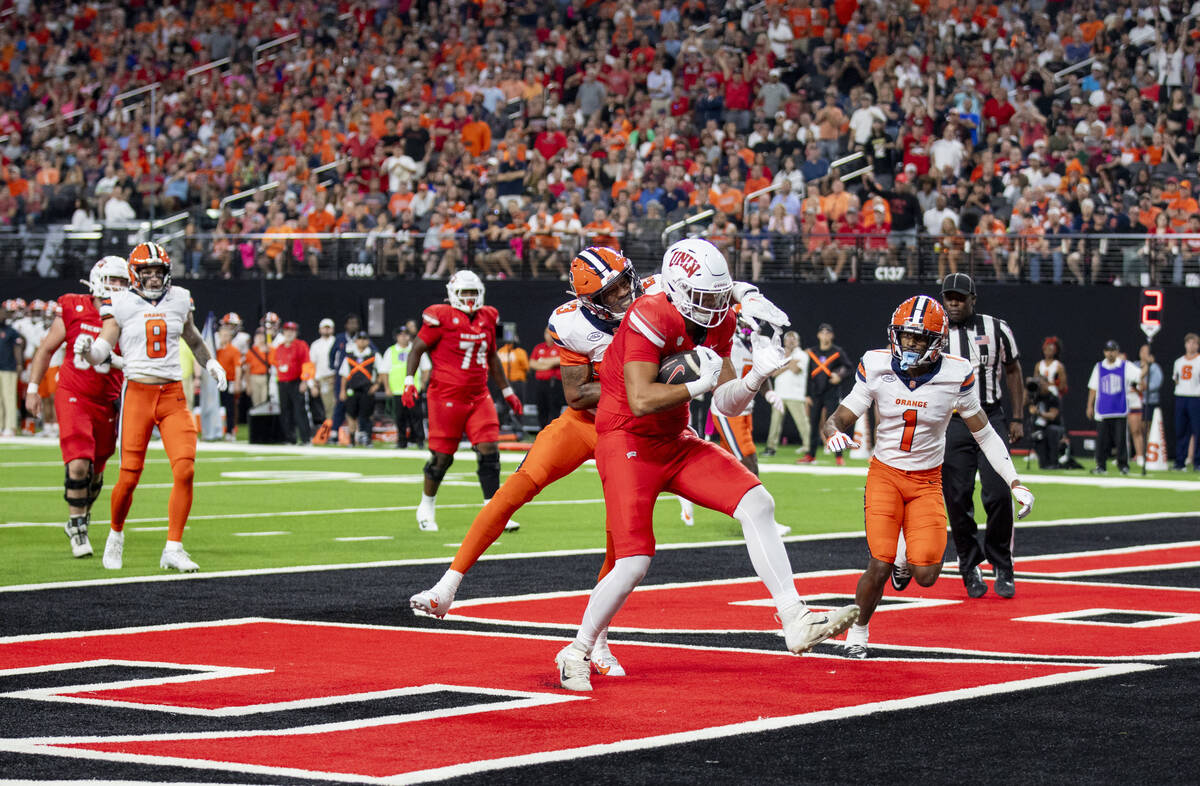 UNLV tight end Kaleo Ballungay (19) catches a pass for a touchdown during the college football ...