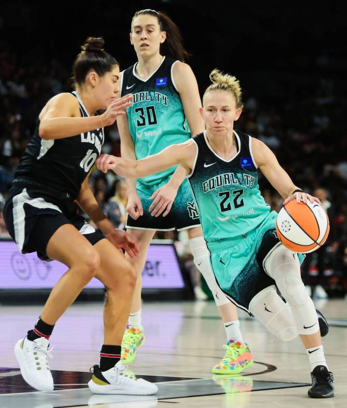 New York Liberty guard Courtney Vandersloot (22) works her way around Aces guard Kelsey Plum (1 ...