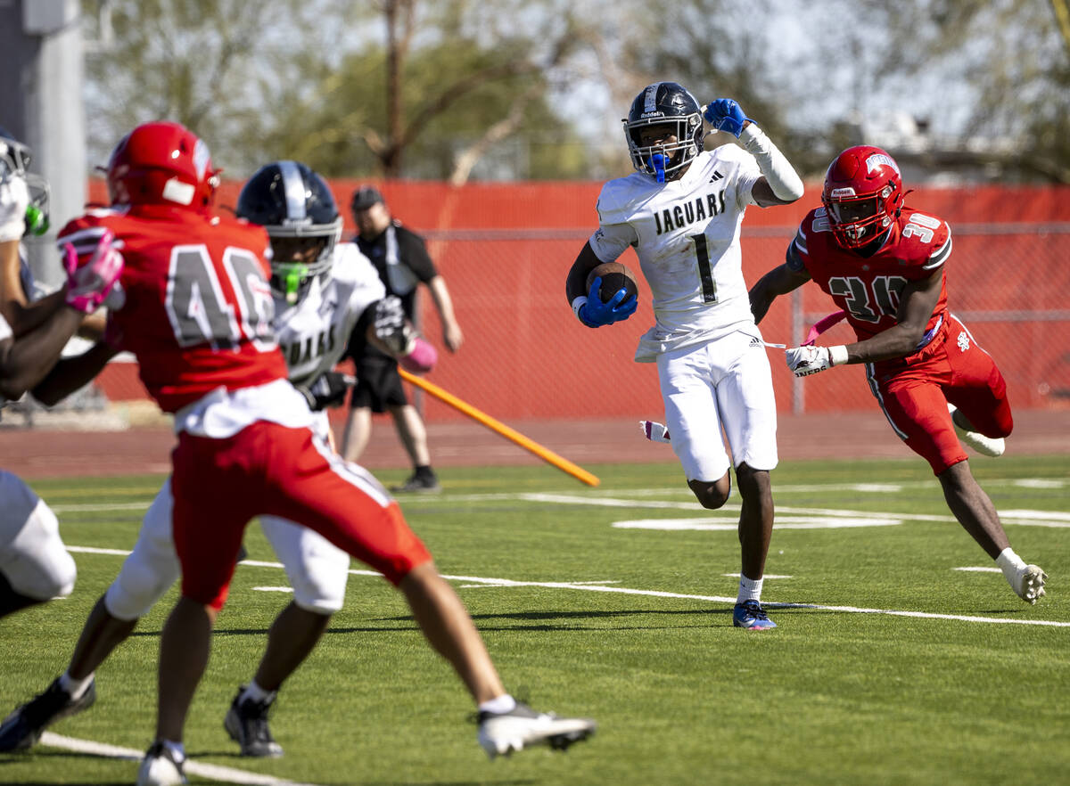 Arbor View’s Jayveon Anderson (30) attempts to tackle Desert Pines senior Ejuan Carter ( ...