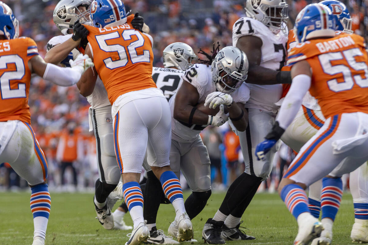 Raiders running back Alexander Mattison (22) rushes in for a two-point conversion during the se ...