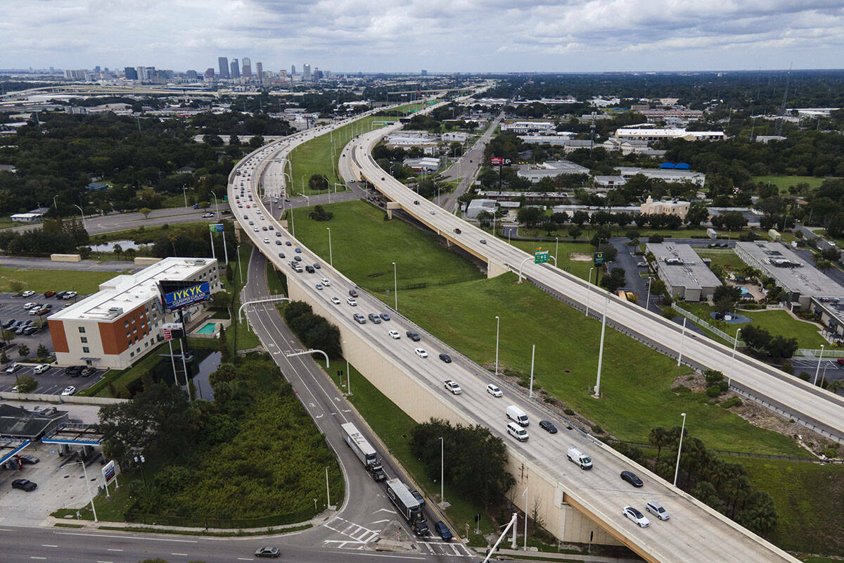 En esta imagen tomada con un dron, el horizonte de Tampa, Florida, arriba a la izquierda, se ve ...