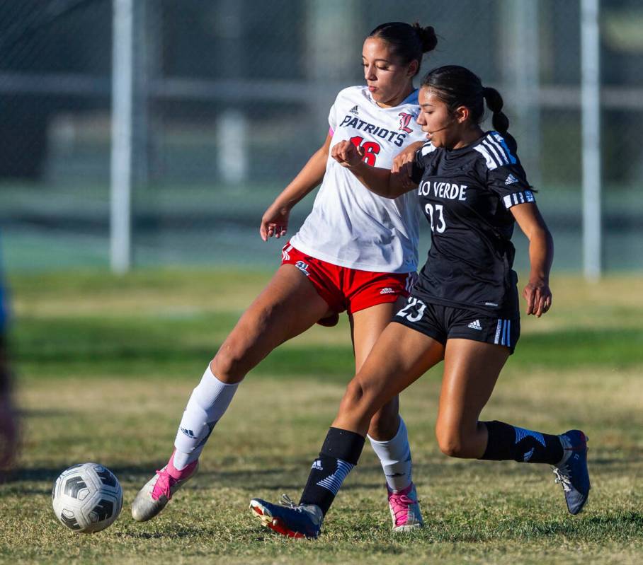 Liberty defender Nai'a Pomaikai (16) dribbles the ball against Palo Verde forward Angelie Mendo ...