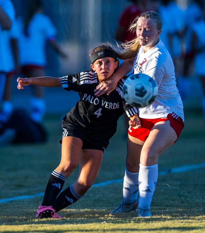 Palo Verde forward Olivia Gastwirth (4) battles for the ball with Liberty defender Evyn Pallett ...