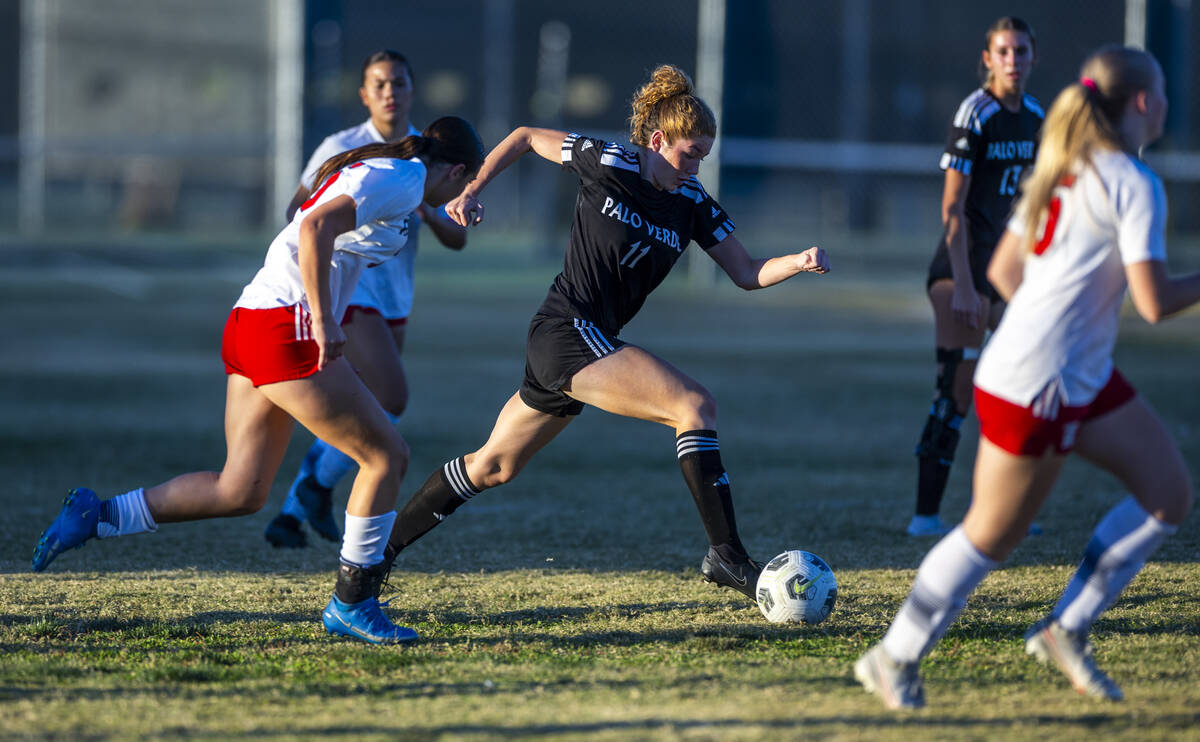 Palo Verde forward Alexis Koval (11) advances the ball against Liberty during the second half o ...