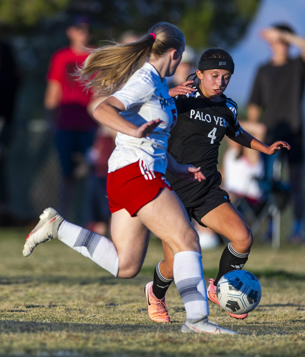 Palo Verde forward Olivia Gastwirth (4) dribbles the ball against Liberty defender Evyn Pallett ...