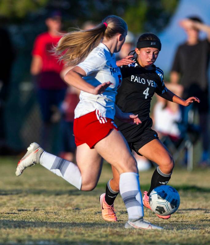 Palo Verde forward Olivia Gastwirth (4) dribbles the ball against Liberty defender Evyn Pallett ...