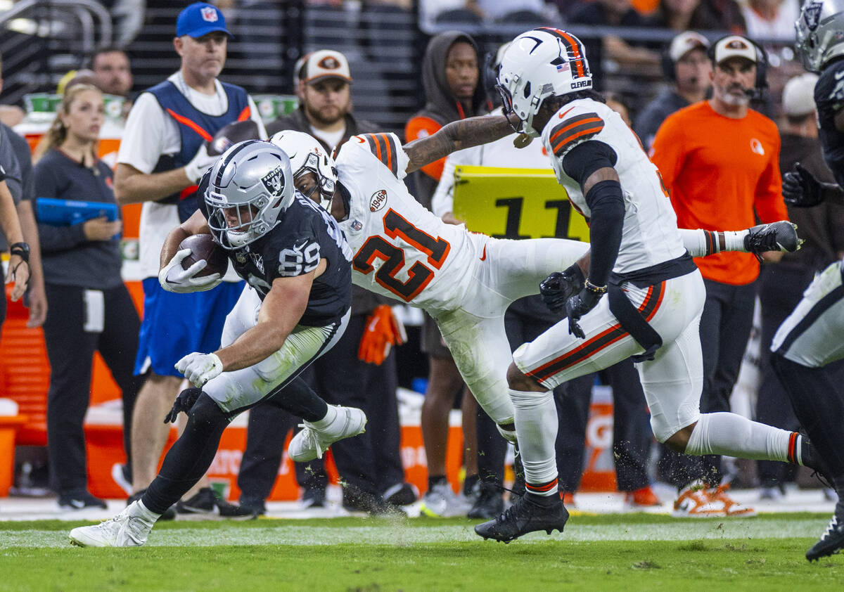 Raiders tight end Brock Bowers (89) avoids a tackle attempt by Cleveland Browns cornerback Denz ...