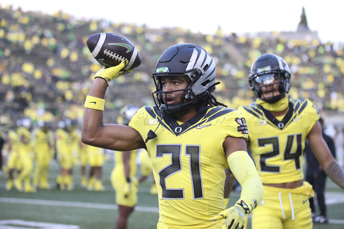 Oregon running back Da'Jaun Riggs (21) warms up before an NCAA college football game against Mi ...