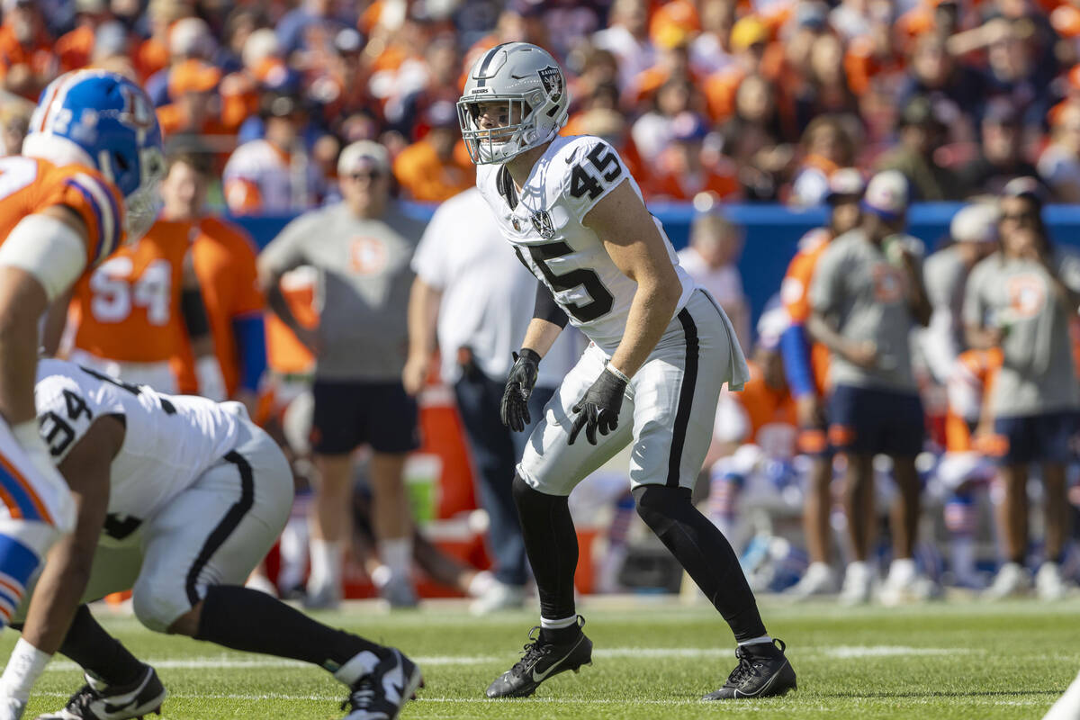 Raiders linebacker Tommy Eichenberg (45) prepares to defend during the first half of an NFL gam ...