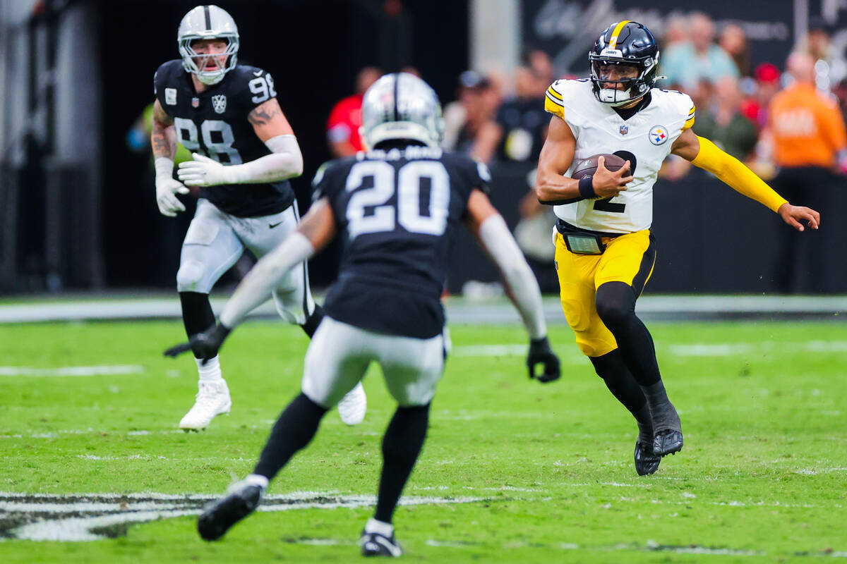 Pittsburgh Steelers quarterback Justin Fields (2) scrambles with the ball during the first half ...