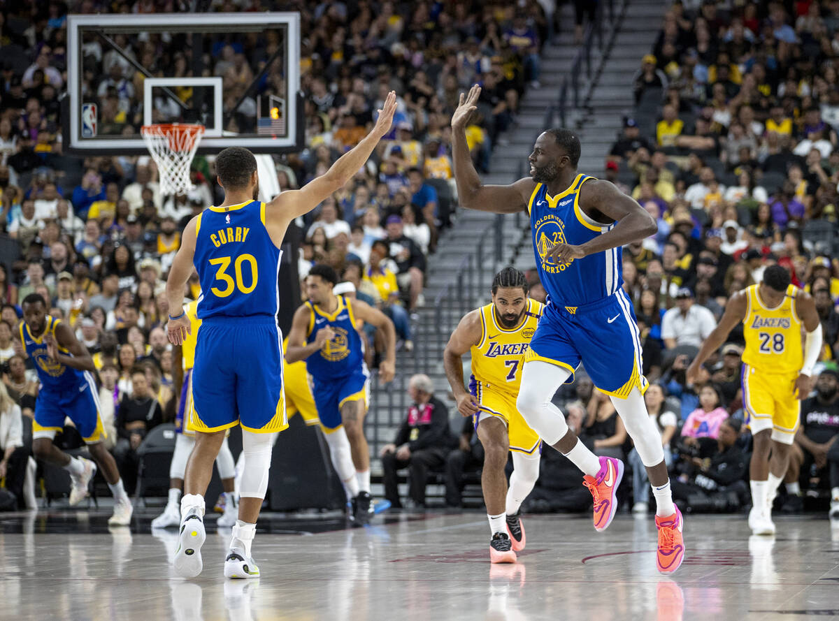 Golden State Warriors forward Draymond Green (23) and Golden State Warriors guard Stephen Curry ...