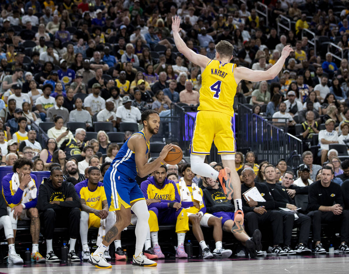 Golden State Warriors forward Kyle Anderson (1) pump fakes Los Angeles Lakers guard Dalton Knec ...