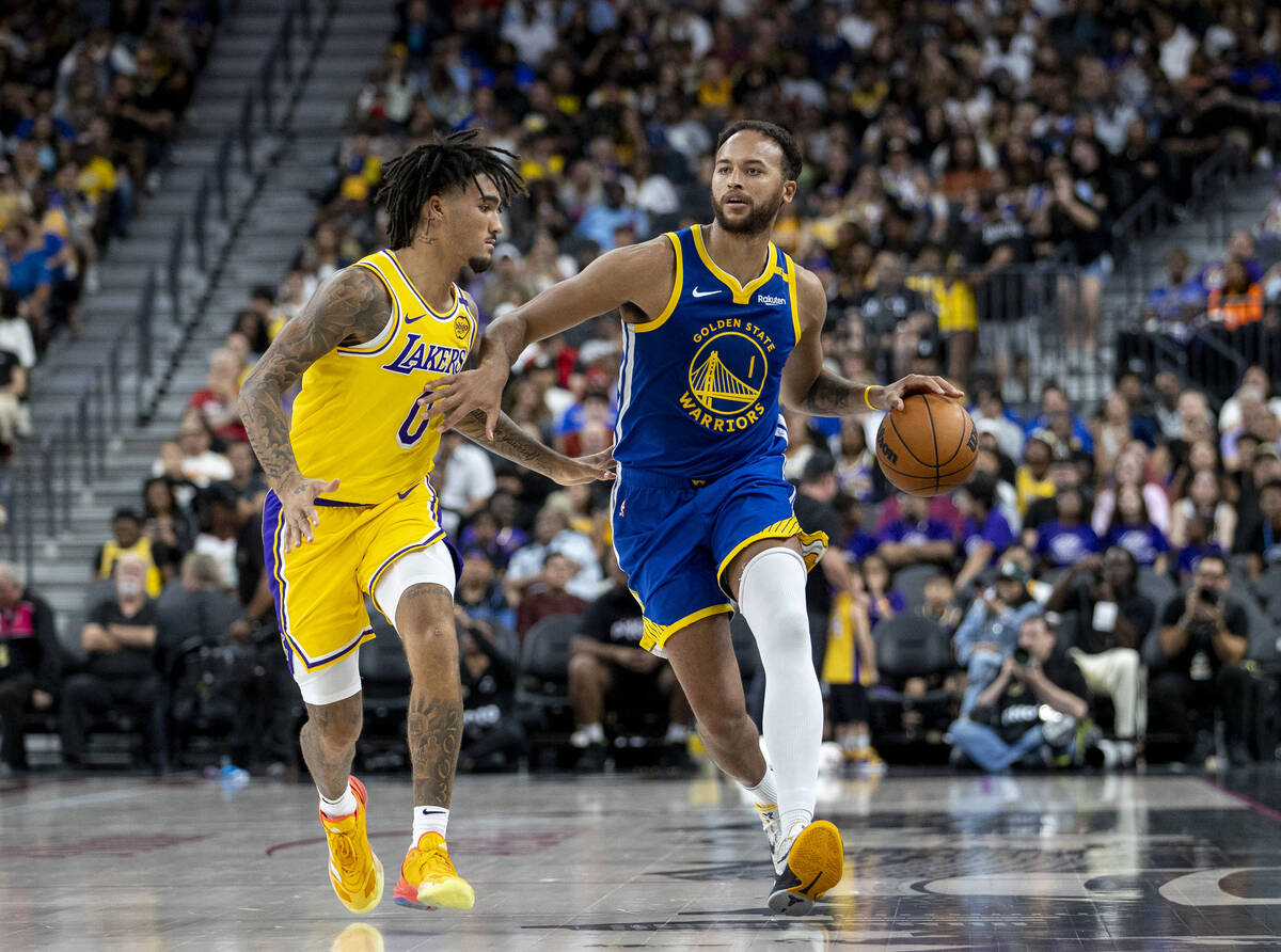 Golden State Warriors forward Kyle Anderson (1) dribbles around Golden State Warriors guard Gar ...