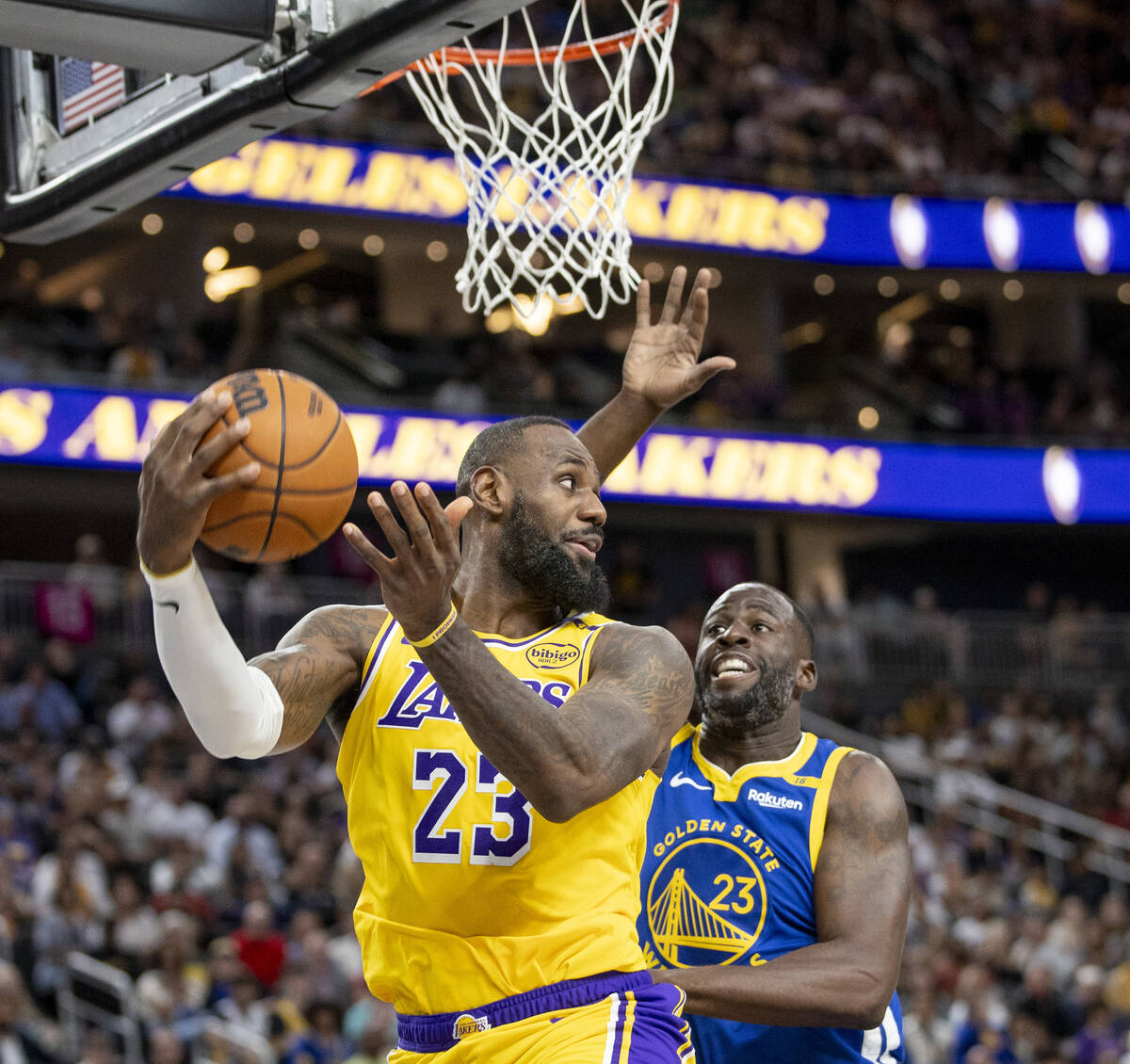 Los Angeles Lakers forward LeBron James (23) looks to pass the ball during the NBA preseason ba ...