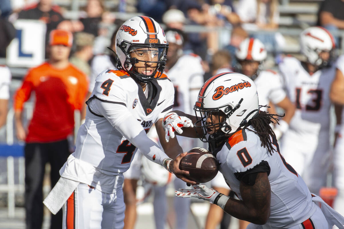 Oregon State running back Anthony Hankerson (0) takes the handoff from quarterback Gevani McCoy ...