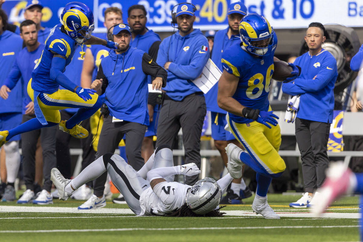 Raiders safety Tre'von Moehrig (7) can’t tackle Los Angeles Rams tight end Colby Parkins ...