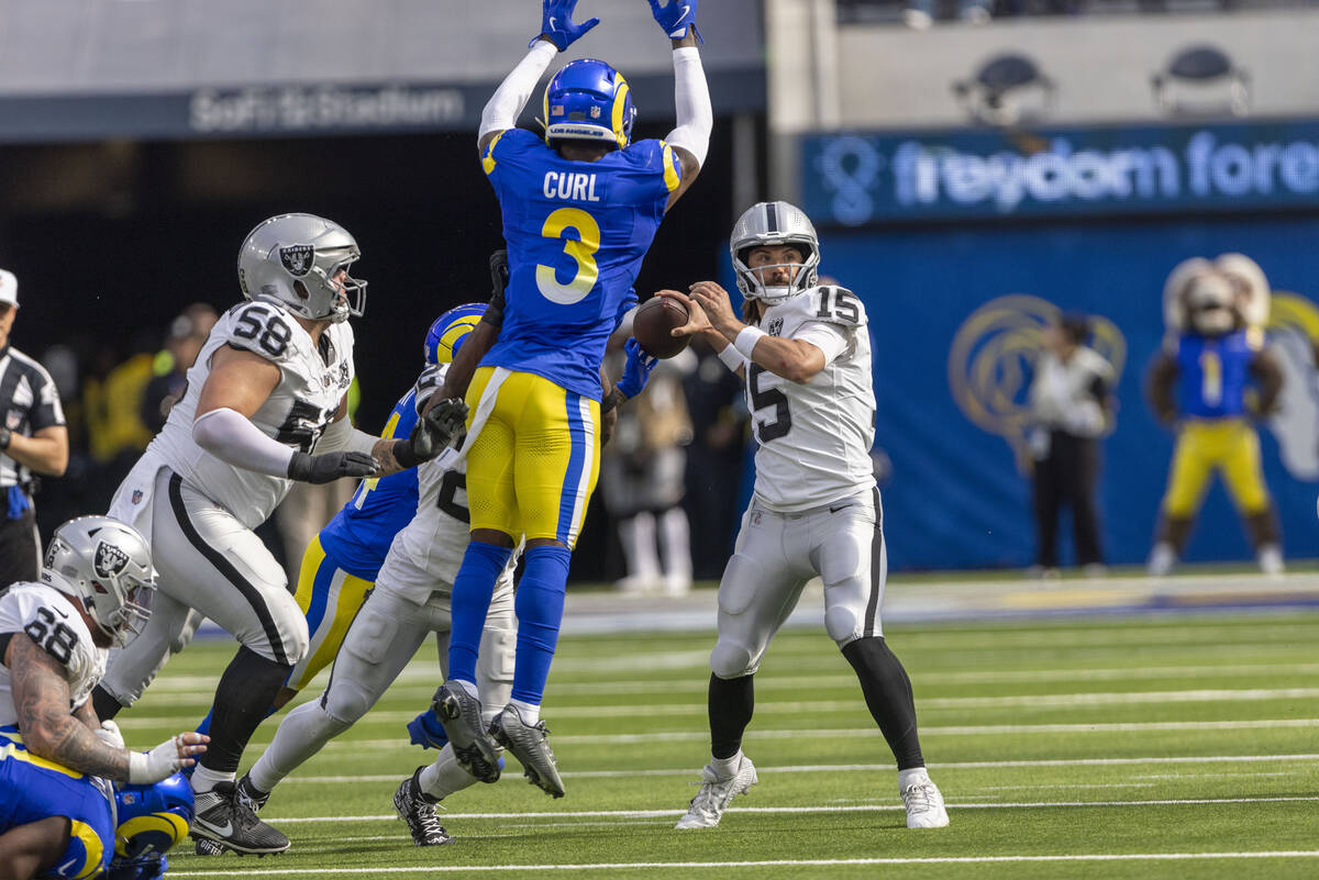 Raiders quarterback Gardner Minshew (15) prepares to throw with Los Angeles Rams safety Kamren ...