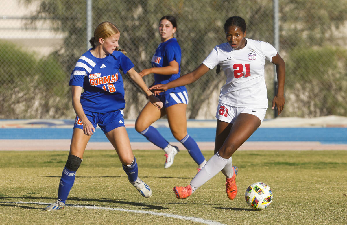 Coronado midfielder Jazmine McCallum (21) moves the ball around Bishop Gorman defender Grace Ya ...