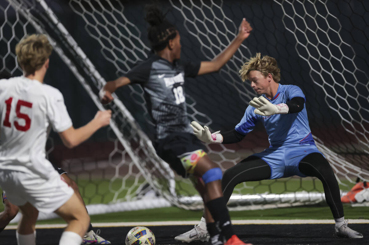 Coronado's Ben Aronow (15) kicks the ball past Palo Verde’s Shilo Stephenson (18) and Pa ...