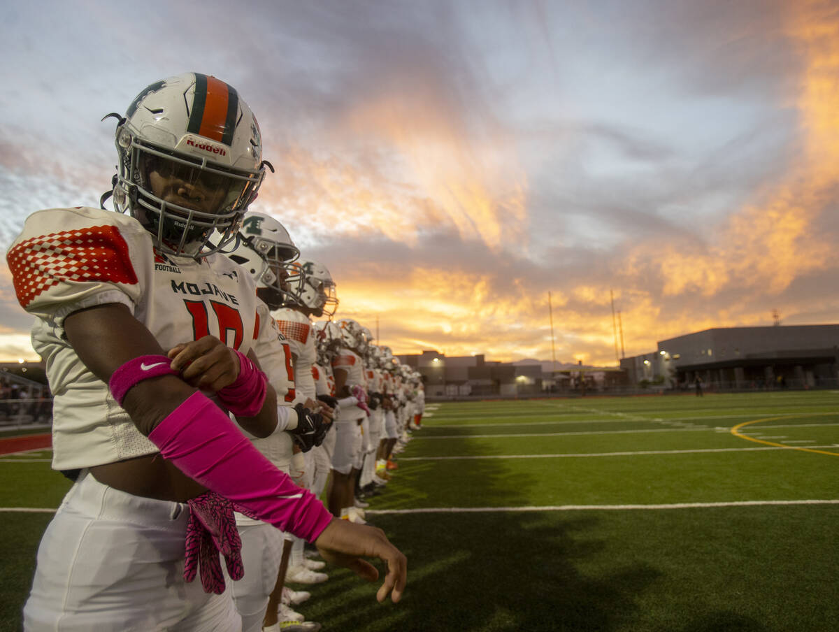 Mojave senior D'terrion Bowman (10) adjusts his armband before the high school 4A Desert League ...