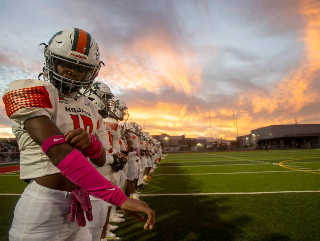 Mojave senior D'terrion Bowman (10) adjusts his armband before the high school 4A Desert League ...