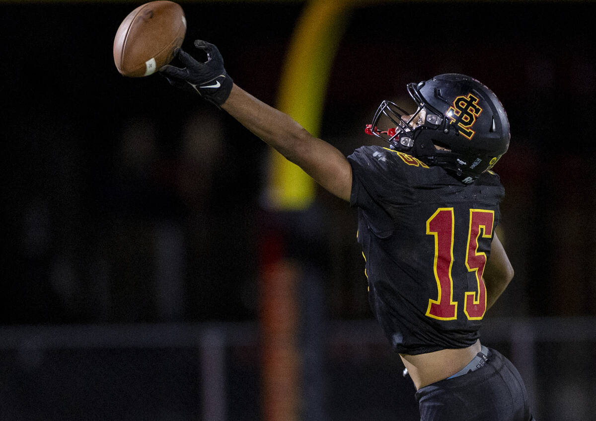 Losee junior Kieran Daniel (15) reaches for a high pass during the high school 4A Desert League ...