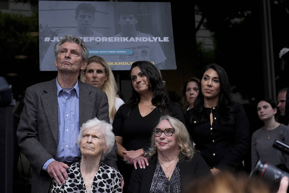 Kitty Menendez's sister, Joan Andersen VanderMolen, bottom left, and niece Karen VanderMolen, r ...