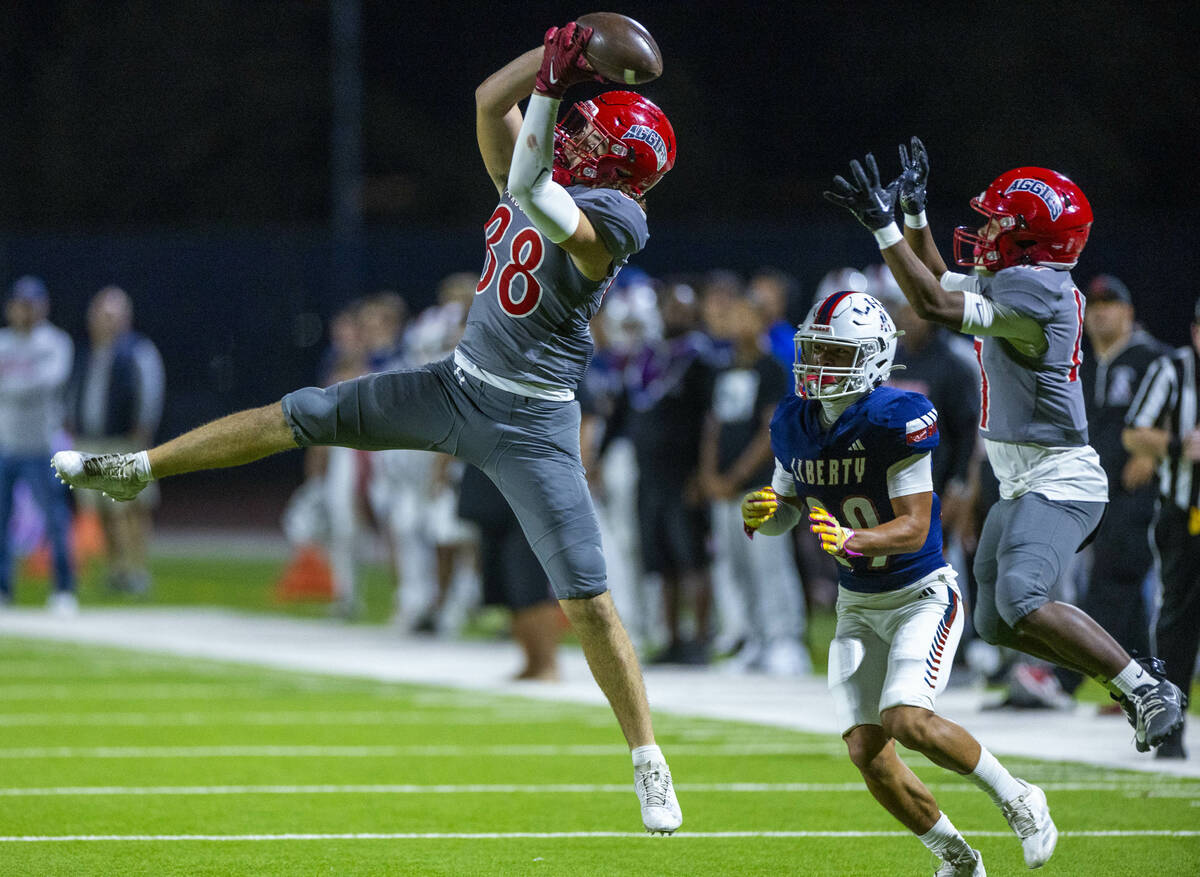 Arbor View tight end Zac Fares (88) attempts to secure a pass Liberty defensive back Tyson Le&# ...