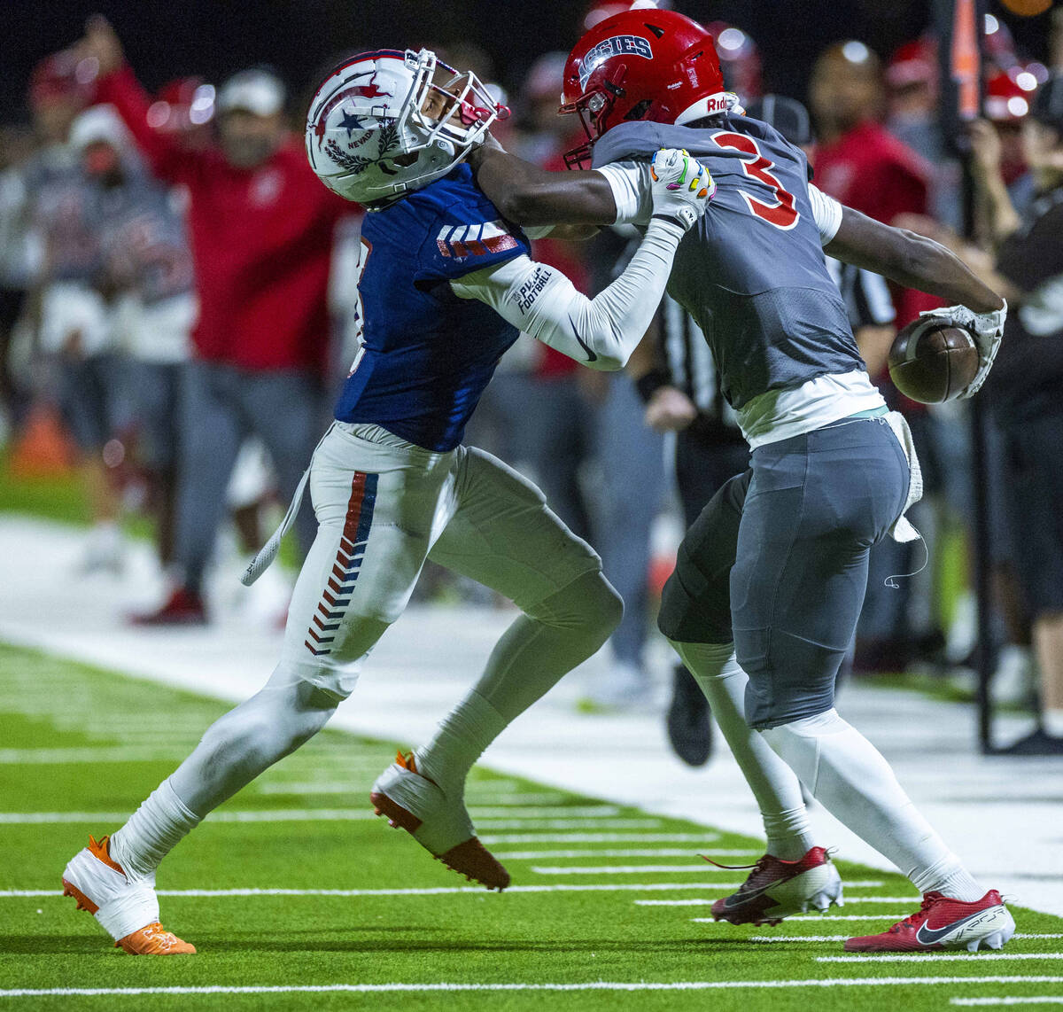 Arbor View wide receiver Damani Warren (3) makes a critical catch then is driven out by Liberty ...