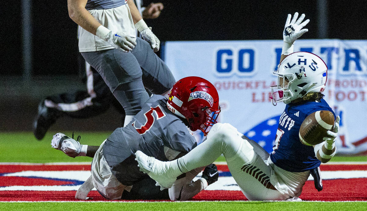 Liberty wide receiver Gravis Lopez (7) scores a two-point conversion against Arbor View cornerb ...