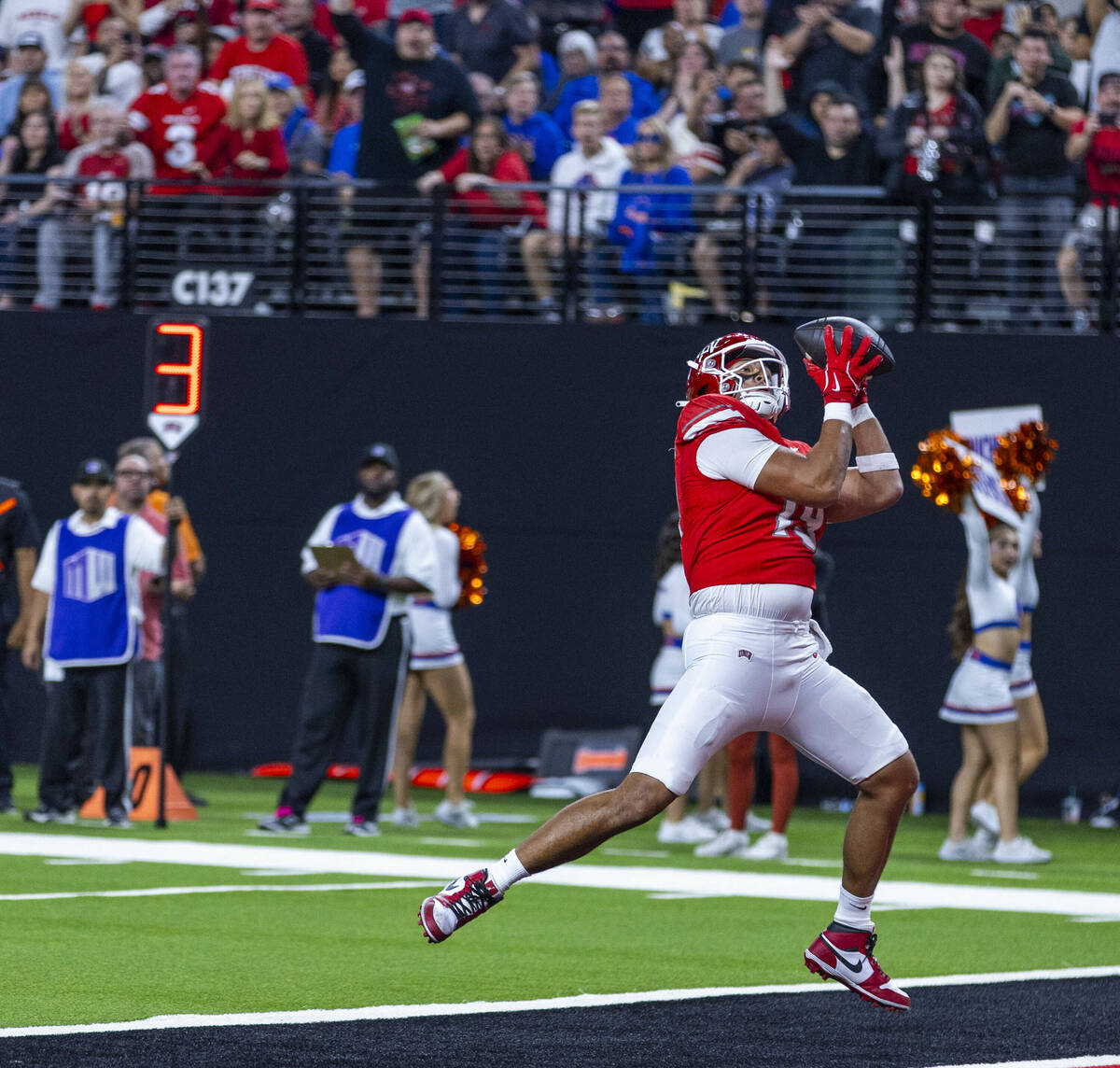 UNLV tight end Kaleo Ballungay (19) secures a touchdown pass against Boise State during the fir ...