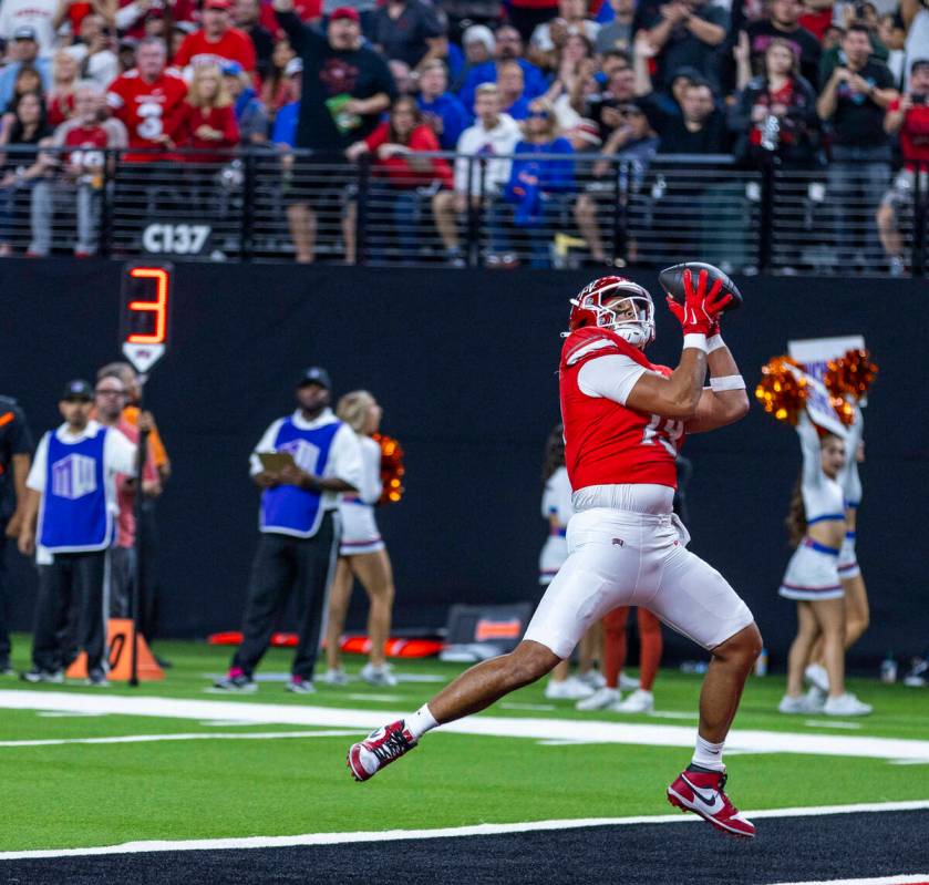 UNLV tight end Kaleo Ballungay (19) secures a touchdown pass against Boise State during the fir ...