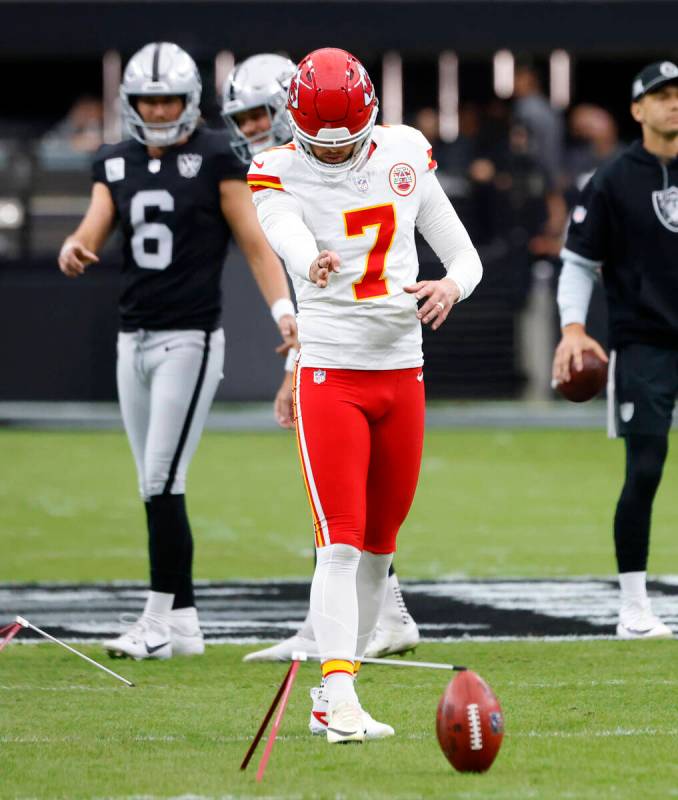 Raiders punter AJ Cole (6) and place kicker Daniel Carlson (2) watch as Kansas City Chiefs plac ...