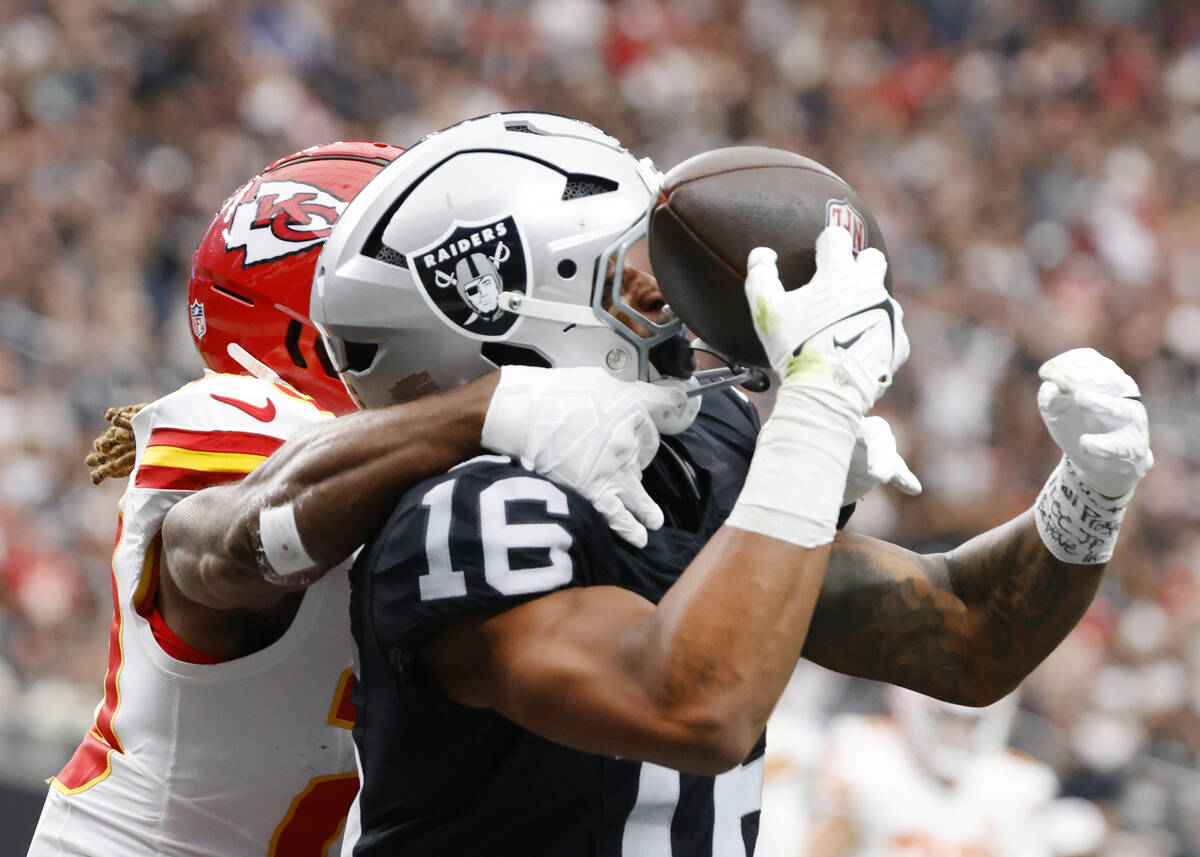 Raiders wide receiver Jakobi Meyers (16) catches a touchdown pass as Kansas City Chiefs safety ...