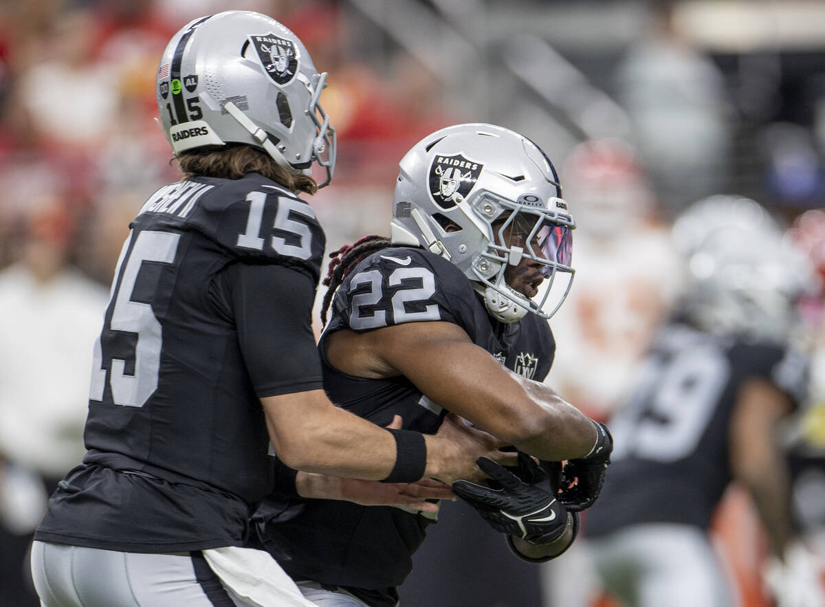 Raiders running back Alexander Mattison (22) receives the ball from quarterback Gardner Minshew ...