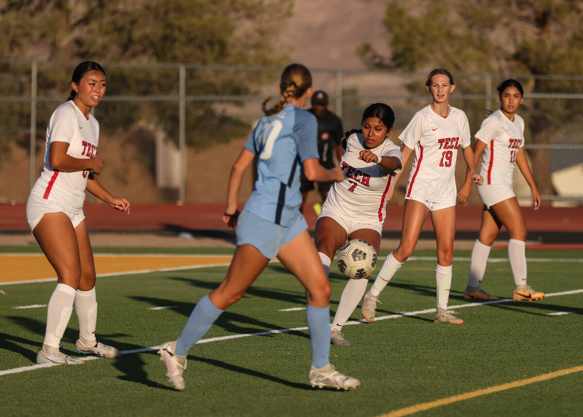 Southeast Career Technical Academy’s Citlali Galicia Rivera (7) passes the ball against ...