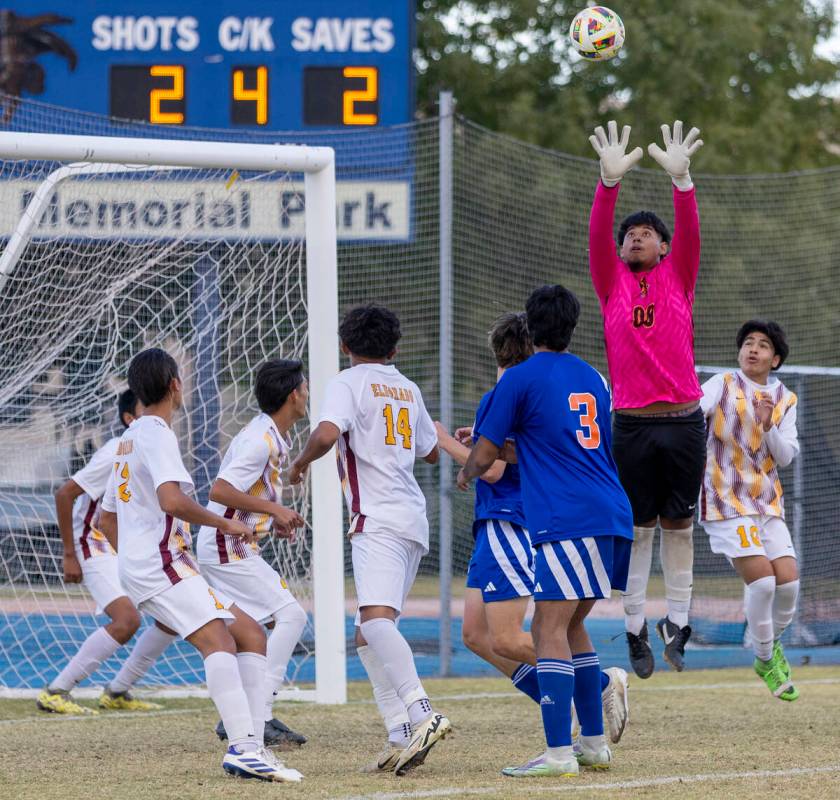 Eldorado goalkeeper Johnny Valeriano (00) jumps to grab a corner kick during the Class 5A South ...