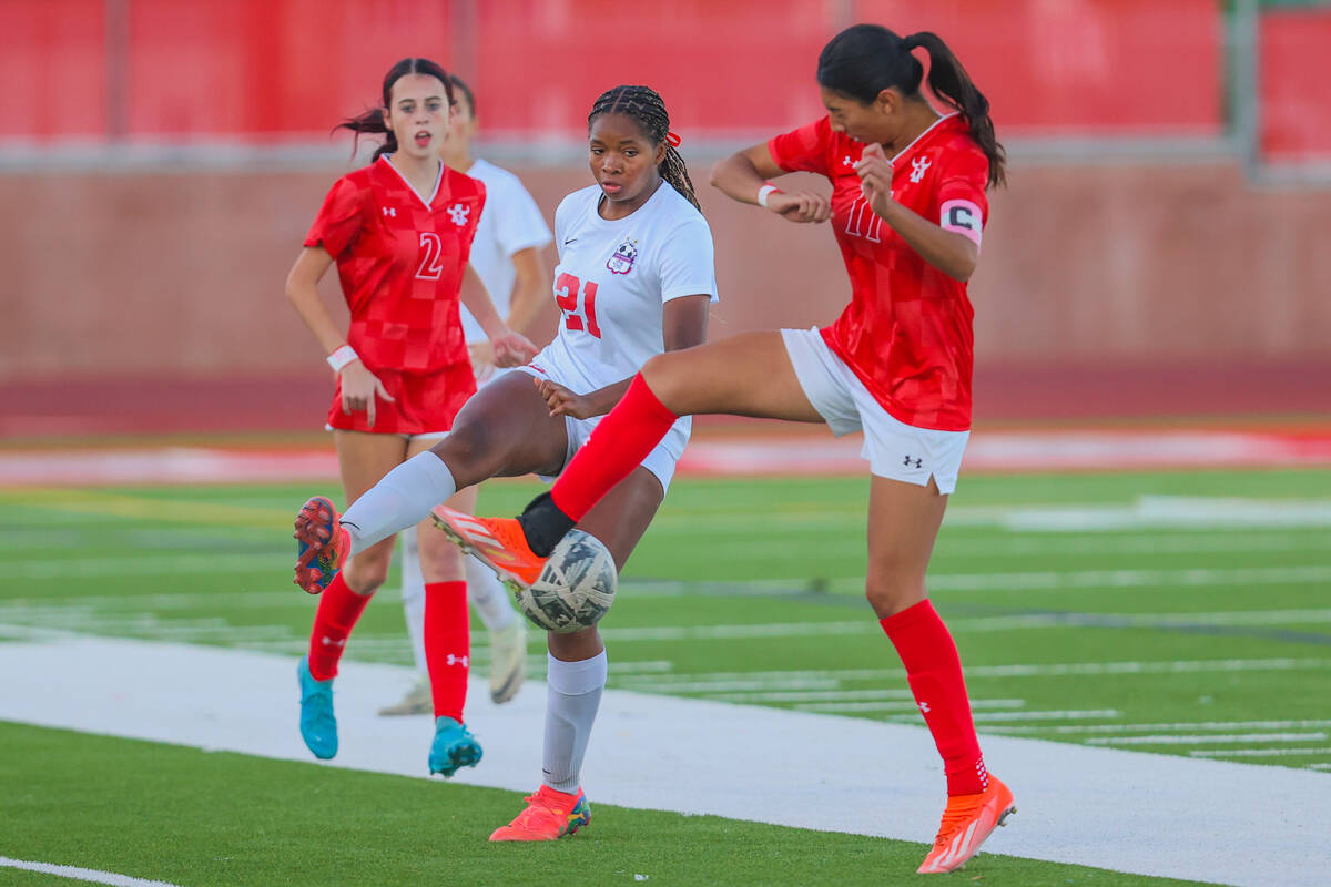 Coronado midfielder Jazmine McCallum (21) kicks the ball as Arbor View’s Yalina Shah (11 ...