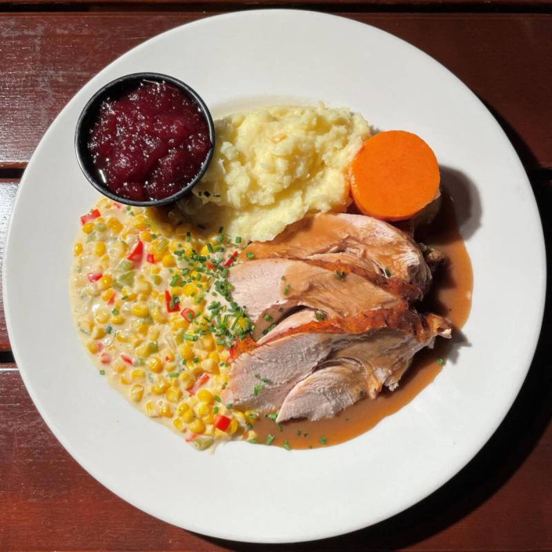 Roast turkey with sides for Thanksgiving 2024 from Hofbräuhaus Las Vegas. (Hofbräuhaus Las Vegas)