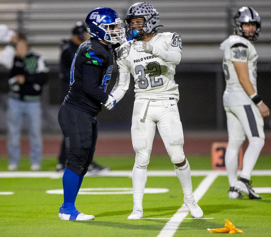 Green Valley senior Shawn Mckeon, left, and Palo Verde senior Wayne Braxton (32) shake hands af ...