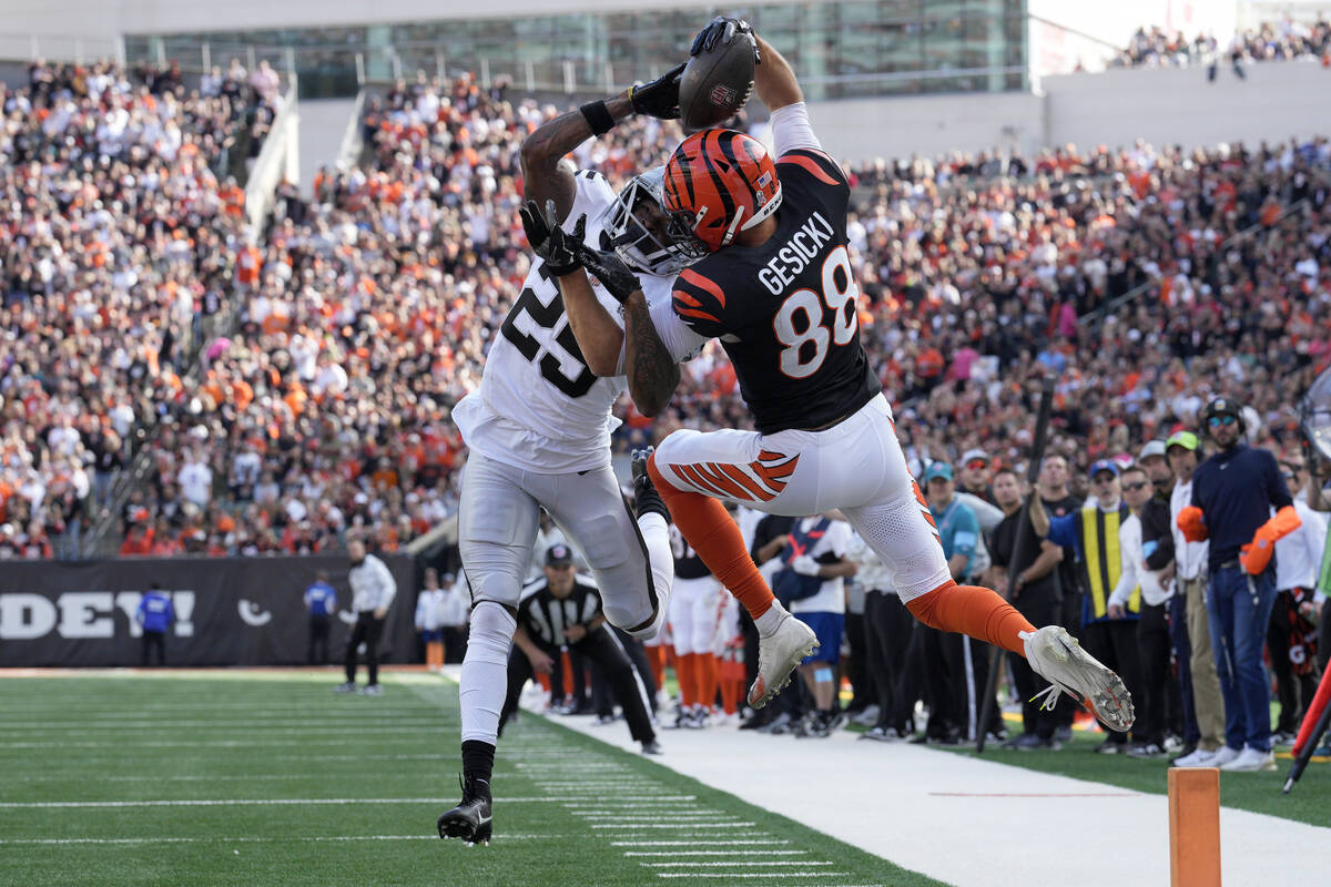 Cincinnati Bengals tight end Mike Gesicki (88) cannot catch a pass in bounds while being defend ...