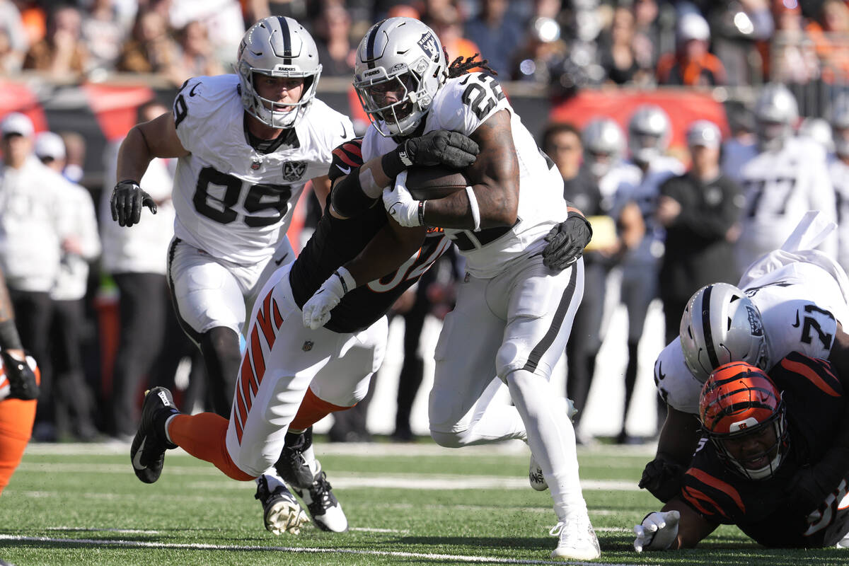 Las Vegas Raiders running back Alexander Mattison (22) runs against Cincinnati Bengals defensiv ...