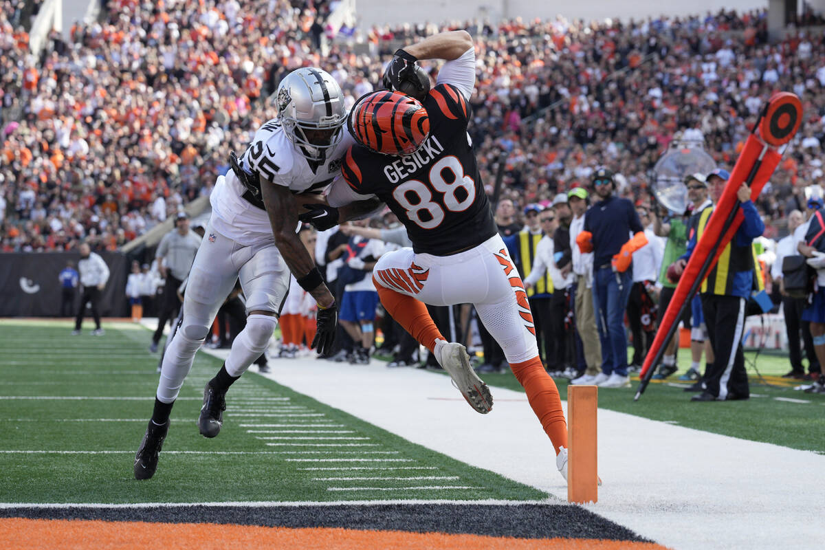 Cincinnati Bengals tight end Mike Gesicki (88) cannot catch a pass in bounds while being defend ...