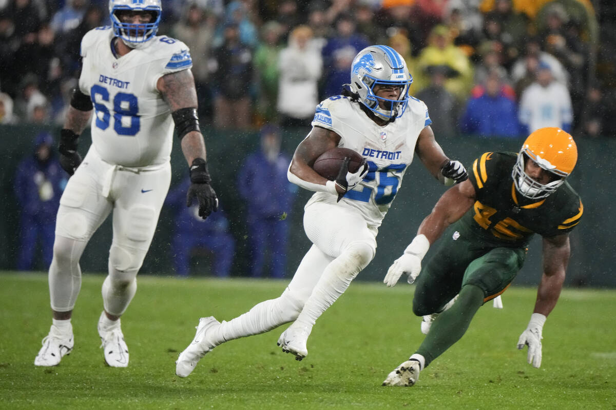 Detroit Lions running back Jahmyr Gibbs (26) runs against the Green Bay Packers during the seco ...