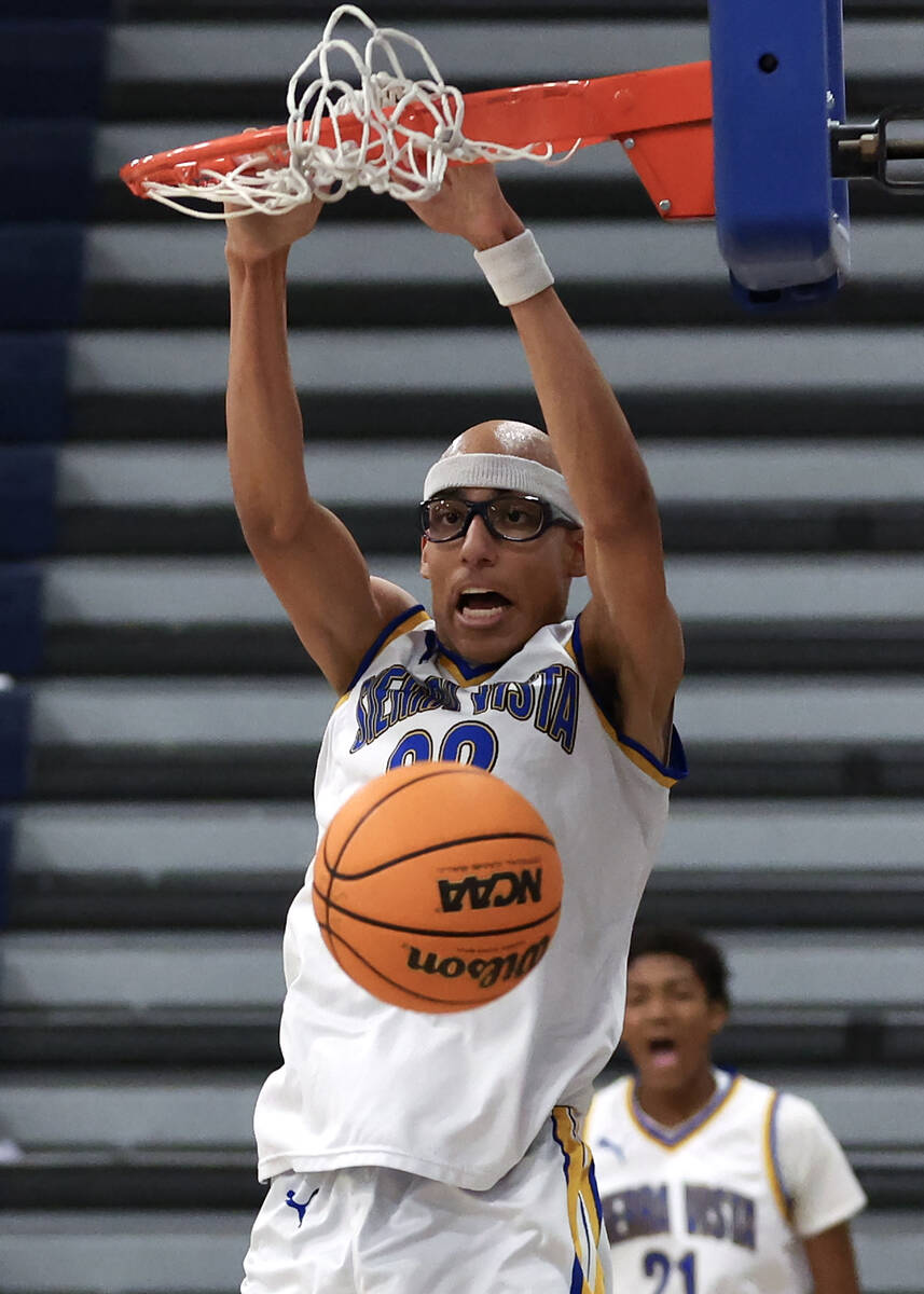 Sierra Vista center Xavion Staton (32) dunks during a Class 4A first round playoff high school ...