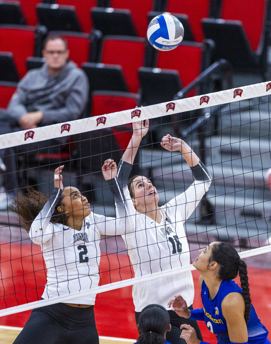 UNLV middle blocker Dakota Quinlan (2) and right side hitter Gabrielle Arretche-Ramos (18) eye ...