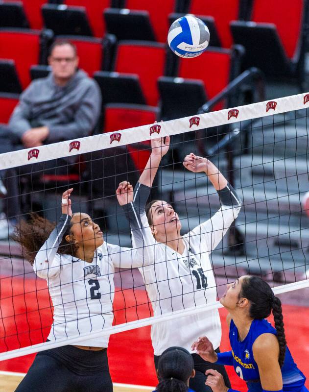 UNLV middle blocker Dakota Quinlan (2) and right side hitter Gabrielle Arretche-Ramos (18) eye ...