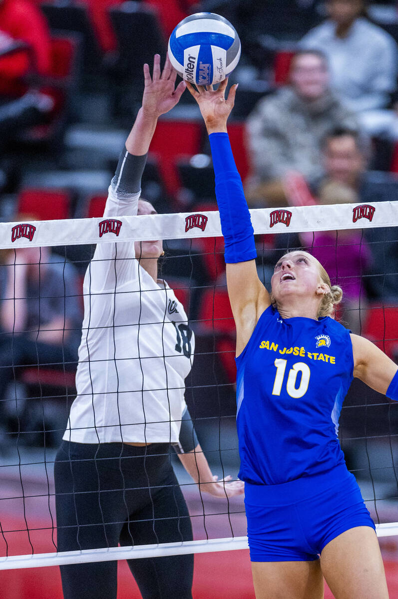 UNLV right side hitter Gabrielle Arretche-Ramos (18) and San Jose State setter Brooke Slusser ( ...