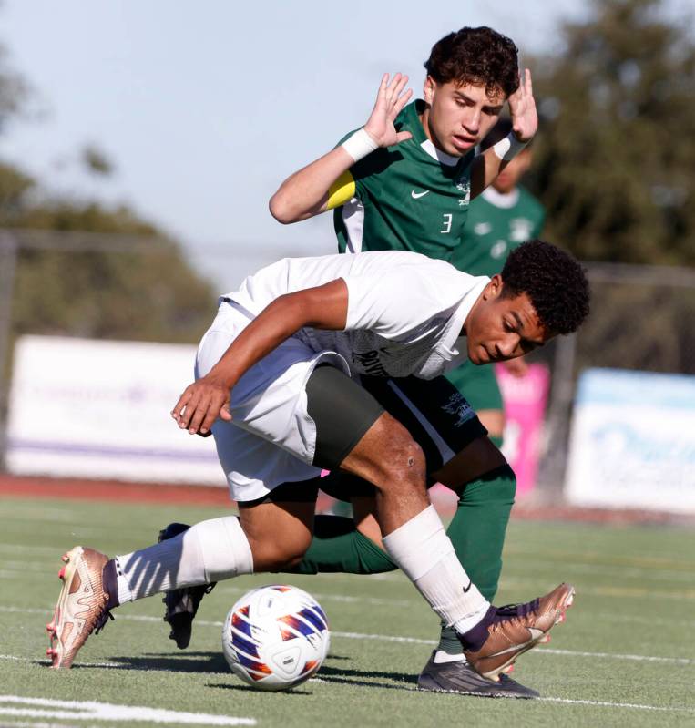 Palo Verde High's forward Trevon Aytch (15) protects the ball from Hug High's defender Jordan G ...